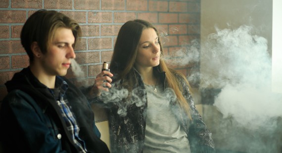 Two teenagers vaping 570 x 310